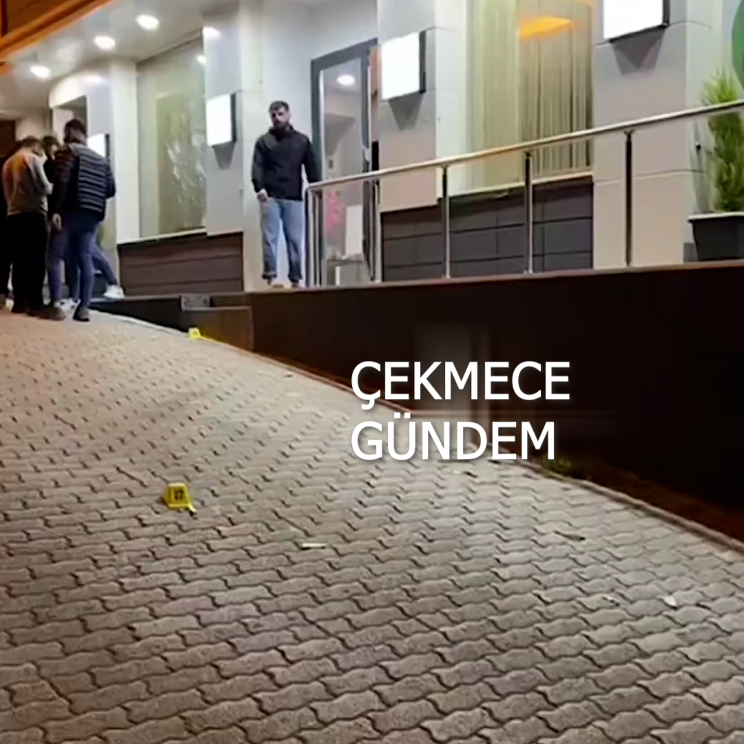 Küçükçekmece’de metrobüsün yanındaki oteli kurşunladılar seken kurşunlar metrobüse isabet etti ( Video Haber)