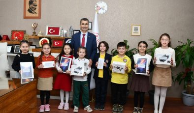 “Küçükçekmece Okuyor Proje Yarışması” kapsamında dereceye giren öğrenciler için ödül töreni düzenlendi.