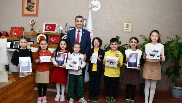 “Küçükçekmece Okuyor Proje Yarışması” kapsamında dereceye giren öğrenciler için ödül töreni düzenlendi.